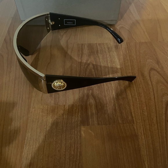 Versace Sunglasses Unisex. Rarely worn .condition 9/10 - Picture 2 of 4